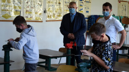 Žáci ZŠ Skálova při pracovním vyučování za dohledu D. Ramzera a M. Loukoty
